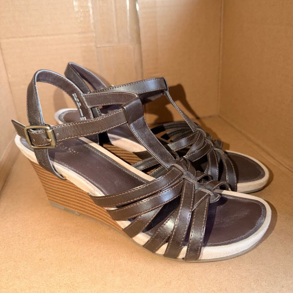 Y2K Bass Artemis Womens Strappy Wedge Sandals Brown T Strap Size 7 High Heel